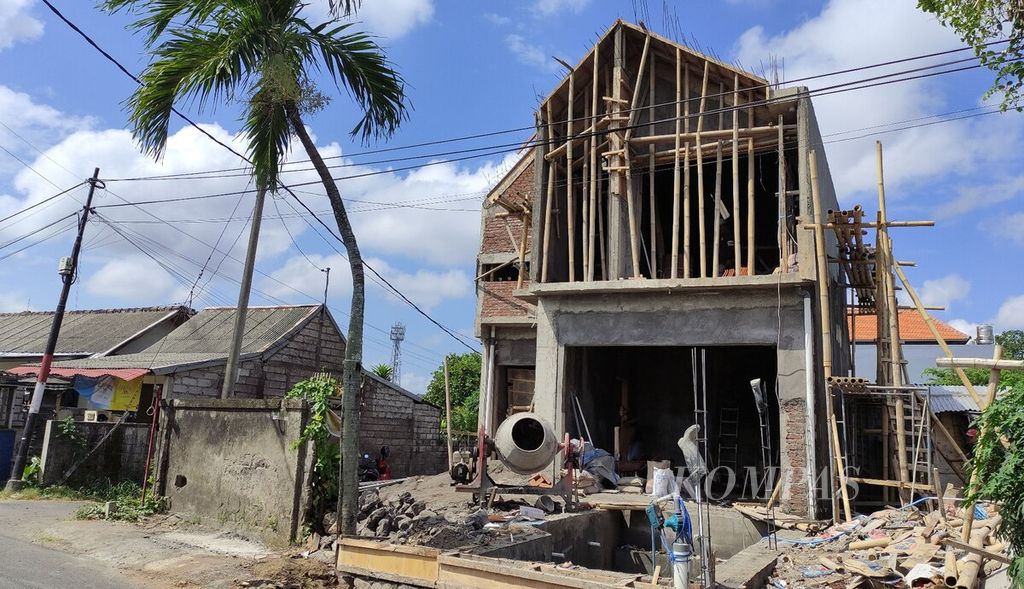 Pekerja tengah mengerjakan proyek rumah di Kerobokan, Kuta Utara, Kabupaten Badung, Bali, Kamis (30/5/2024). 