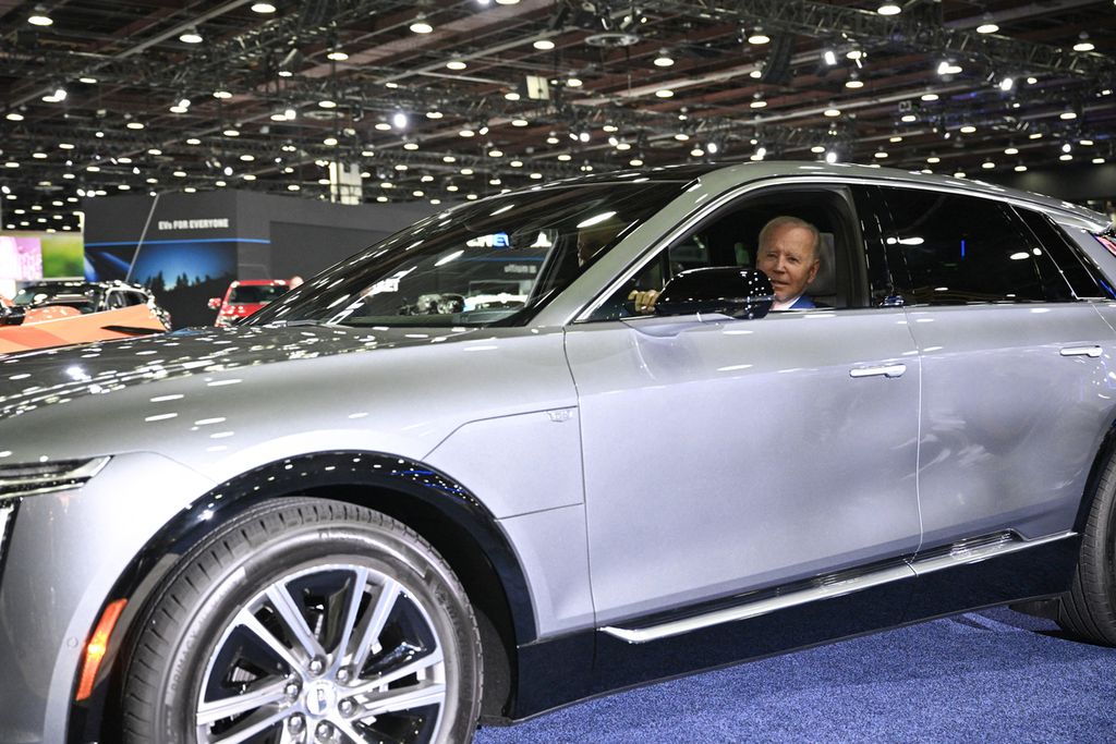 Presiden AS Joe Biden duduk di belakang kemudi kendaraan listrik Cadillac Lyriq saat mengunjungi North American International Detroit Auto Show 2022 di Detroit, Michigan, Amerika Serikat, Rabu (14/9/2022).