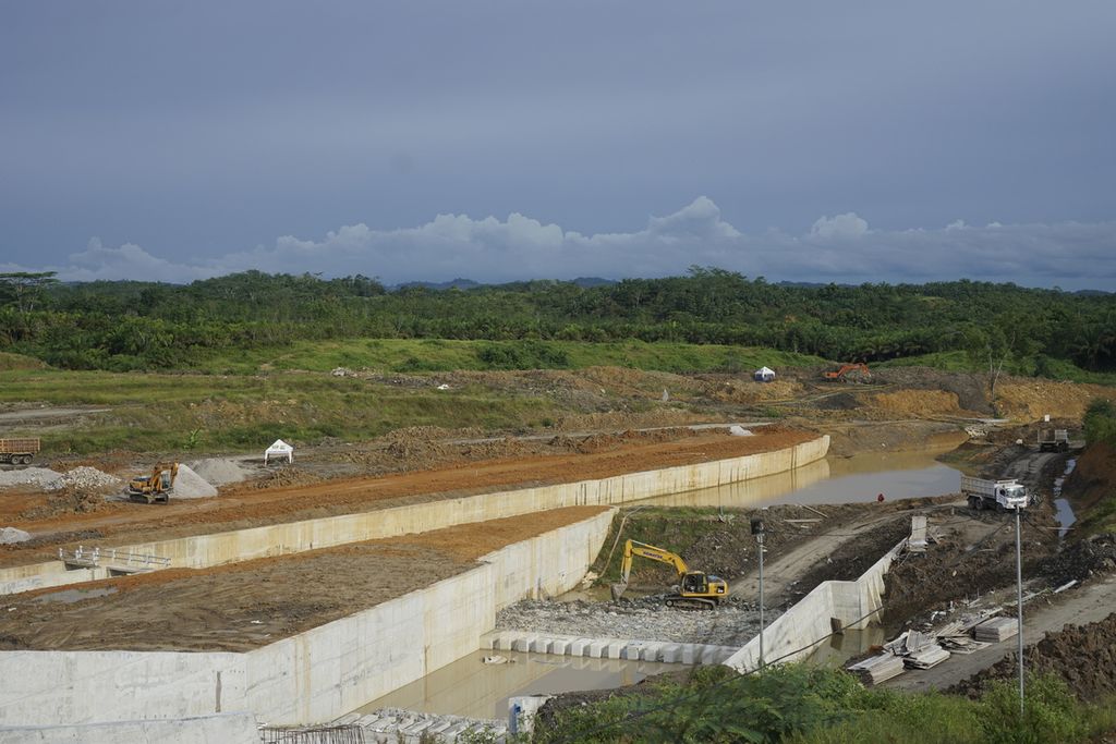 Suasana pembangunan Bendungan Sepaku Semoi di Kecamatan Sepaku, Penajam Paser Utara, Kalimantan Timur, Kamis (26/5/2022). Hingga akhir Mei 2022, bendungan ini sudah mencapai 51 persen pembangunan.