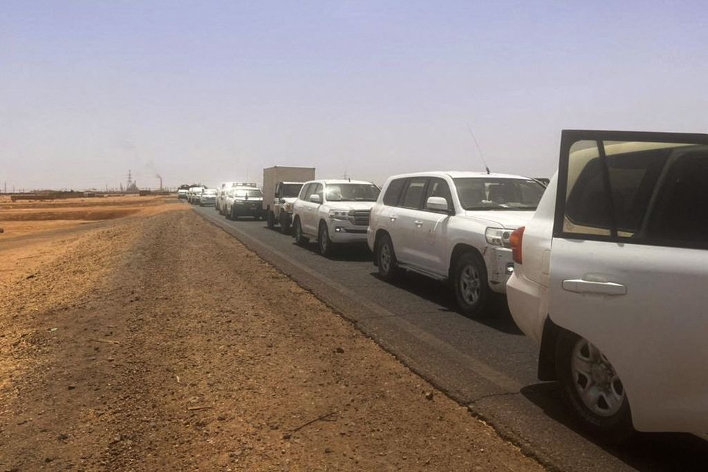 Konvoi kendaraan meninggalkan ibu kota Sudan, Khartoum, pada 23 April 2023. Mereka menuju Pelabuhan Sudan yang berjarak 800 kilometer dari Khartoum. Para pengungsi ini bermaksud menyeberangi Laut Merah menuju Jeddah, Arab Saudi, guna meninggalkan konflik bersenjata di Sudan.
