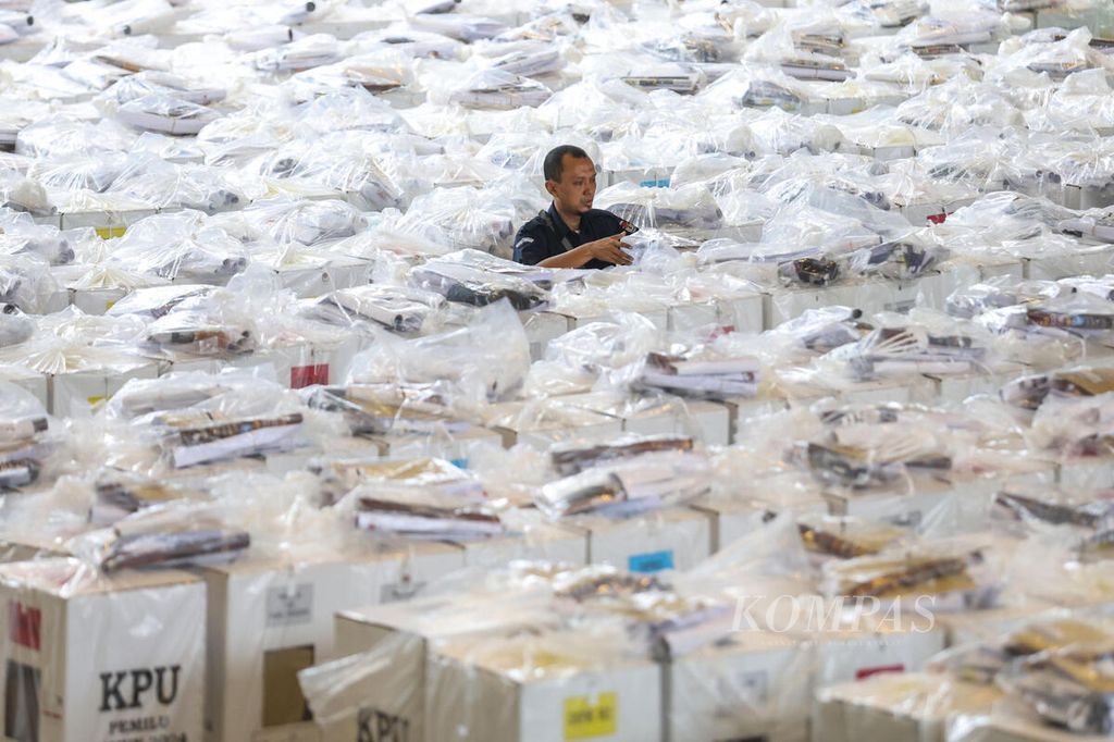 Anggota Komisi Pemilihan Umum mengecek logistik pemilu yang akan didistribusikan di Gelanggang Olahraga Remaja (GOR) Tanah Abang, Jakarta, Selasa (13/2/2024).