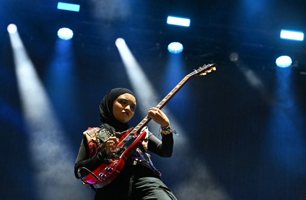 Firda Marsya Kurnia dari band rock Indonesia, Voice of Baceprot (VOB), tampil di panggung Woodsies pada hari ketiga festival Glastonbury di Worthy Farm di desa Pilton, Somerset, barat daya Inggris, Jumat (28/6/2024). 