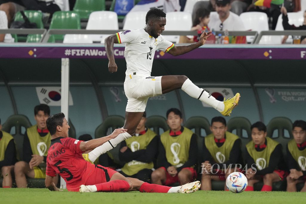 Pemain Korea Selatan Jung Wooyoung berebut bola dengan pemain Ghana Inaki Williams saat bertanding di fase Grup H Piala Dunia 2022 di Stadion Education City, Qatar, Senin (28/11/2022).