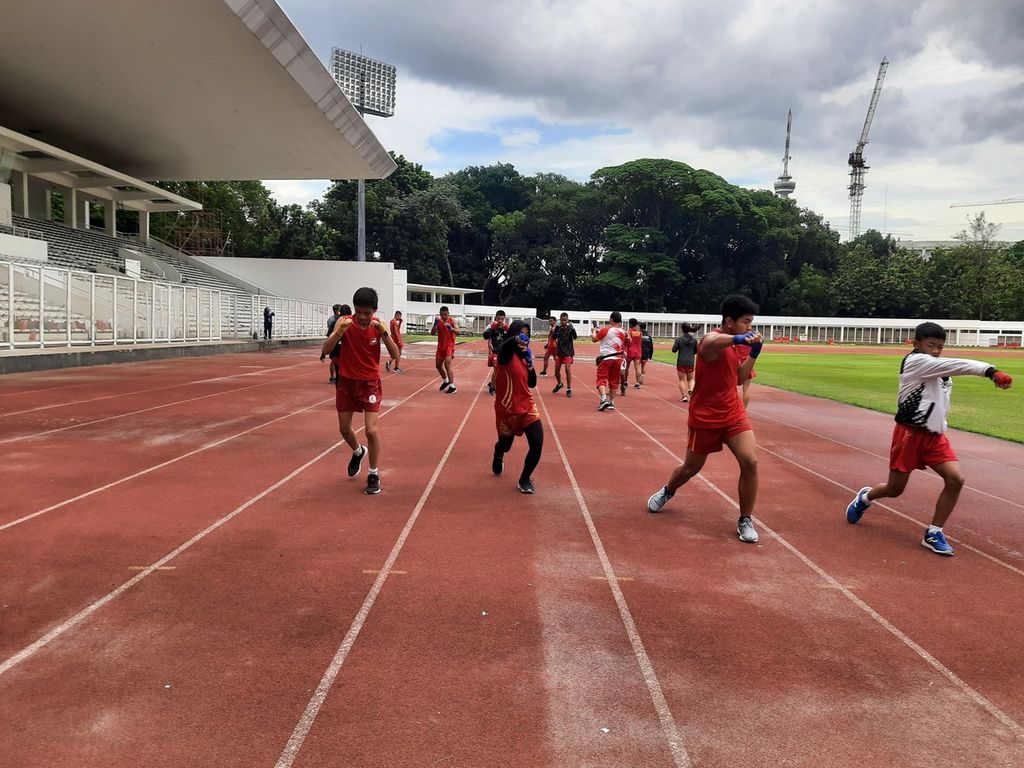 Tim nasional Indonesia sedang melakukan pemanasan untuk turnamen Kejuaraan Dunia Yunior Wushu 2022 pada Desember mendatang di Stadion Madya, Senayan, Jakarta, Kamis (10/11/2022). Cabang sanda menargetkan satu hingga dua emas dari tiga kategori yang diikuti.
