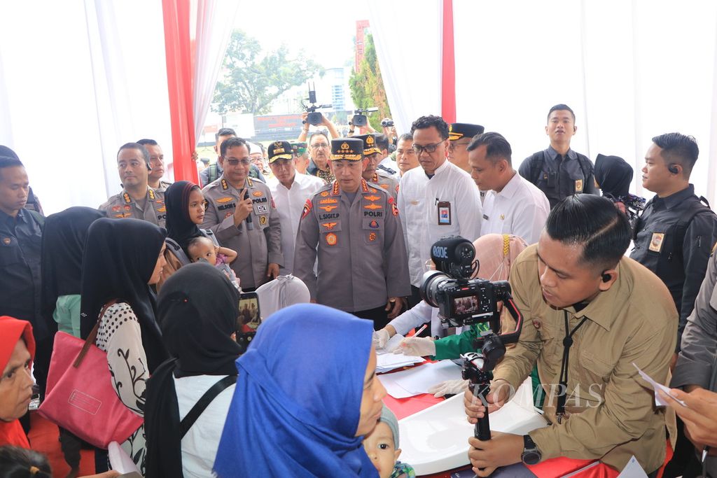 Kepala Kepolisian Negara Republik Indonesia Jenderal Listyo Sigit Prabowo meninjau layanan kesehatan gratis dalam acara peresmian renovasi Rumah Sakit Bhayangkara Mas Kadiran Medan, Sumatera Utara, Rabu (5/7/2023). 