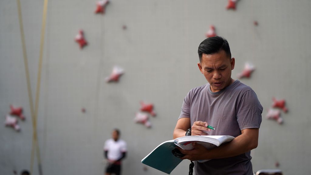 Indonesia's rock climbing coach, Hendra Basir, led the national training center ahead of the 2022 Asian Games at the Santika Premiere Hotel in Bekasi, West Java, on Friday (8/9/2023).