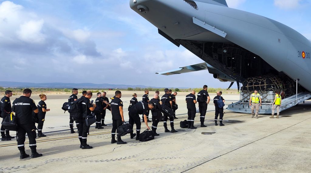 Dalam foto yang diambil oleh UME (unit darurat militer), unit pencarian dan penyelamatan darurat militer UME menaiki pesawat di pangkalan udara di Zaragoza, Spanyol, Minggu (10/9/2023), untuk membantu penyelamatan gempa di Maroko. 