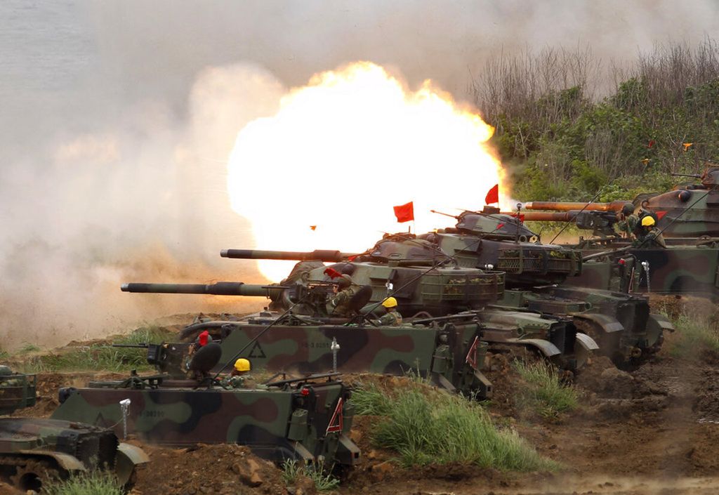 Arsip foto pada 25 Mei 2017 menunjukkan barisan tank M60A3 milik AS menembak target saat latihan tahunan Han Kuang di tepian Pulau Penghu, Taiwan. Sebanyak 200 prajurit AS tengah berada di Taiwan mulai 16 April 2022 untuk melatih tentara Taiwan. 