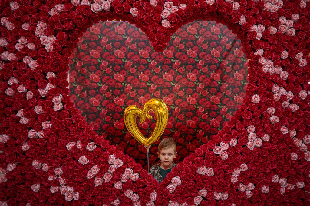 Pameran seni untuk merayakan Valentine di Bucharest, Romania, pada 14 Februari 2024.