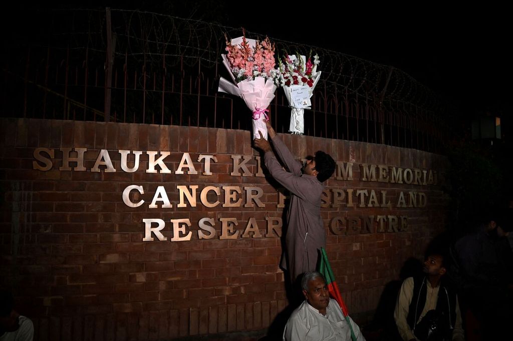 Pendukung mantan Perdana Menteri Pakistan Imran Khan meletakkan bunga di depan rumah sakit tempat Khan dirawat setelah terkena tembakan dalam kampanye di Lahore, Pakistan, Kamis (3/11/2022). 