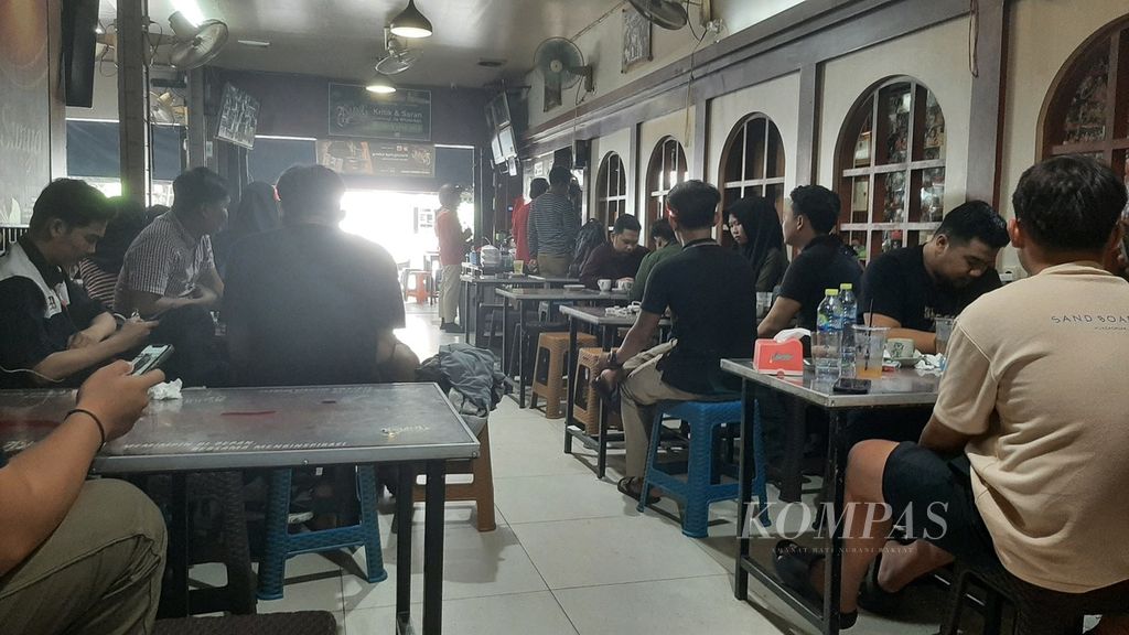 Suasana warung kopi di Kota Pontianak, Kalimantan Barat, Selasa (21/5/2024).