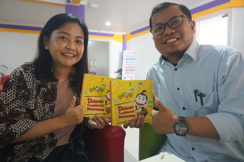 Rida Purnama Sari dan Marketing Director Penerbit Zahira Media Publisher Alfian Muhazir menunjukkan buku <i>Lithong! Dolanan Tradisional Banyumasan</i> di Purwokerto, Banyumas, Jawa Tengah, Kamis (22/6/2023).