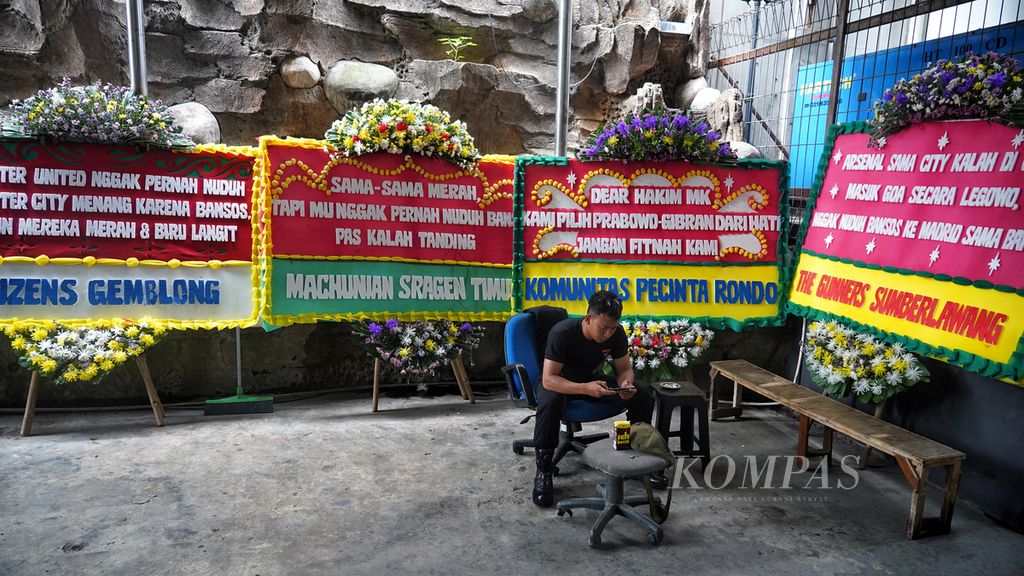 Beberapa karangan bunga pendukung Prabowo-Gibran diberikan kepada Mahkamah Konstitusi, Jakarta, Jumat (19/4/2024). 