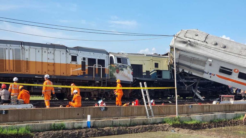 Gerbong kereta api anjlok masuk ke sawah akibat tabrakan antara KA Turangga dan Commuter Line Bandung Raya, di Cicalengka, Kabupaten Bandung, Jawa Barat, Jumat (5/1/2024). Penyebab kecelakaan masih diselidiki.