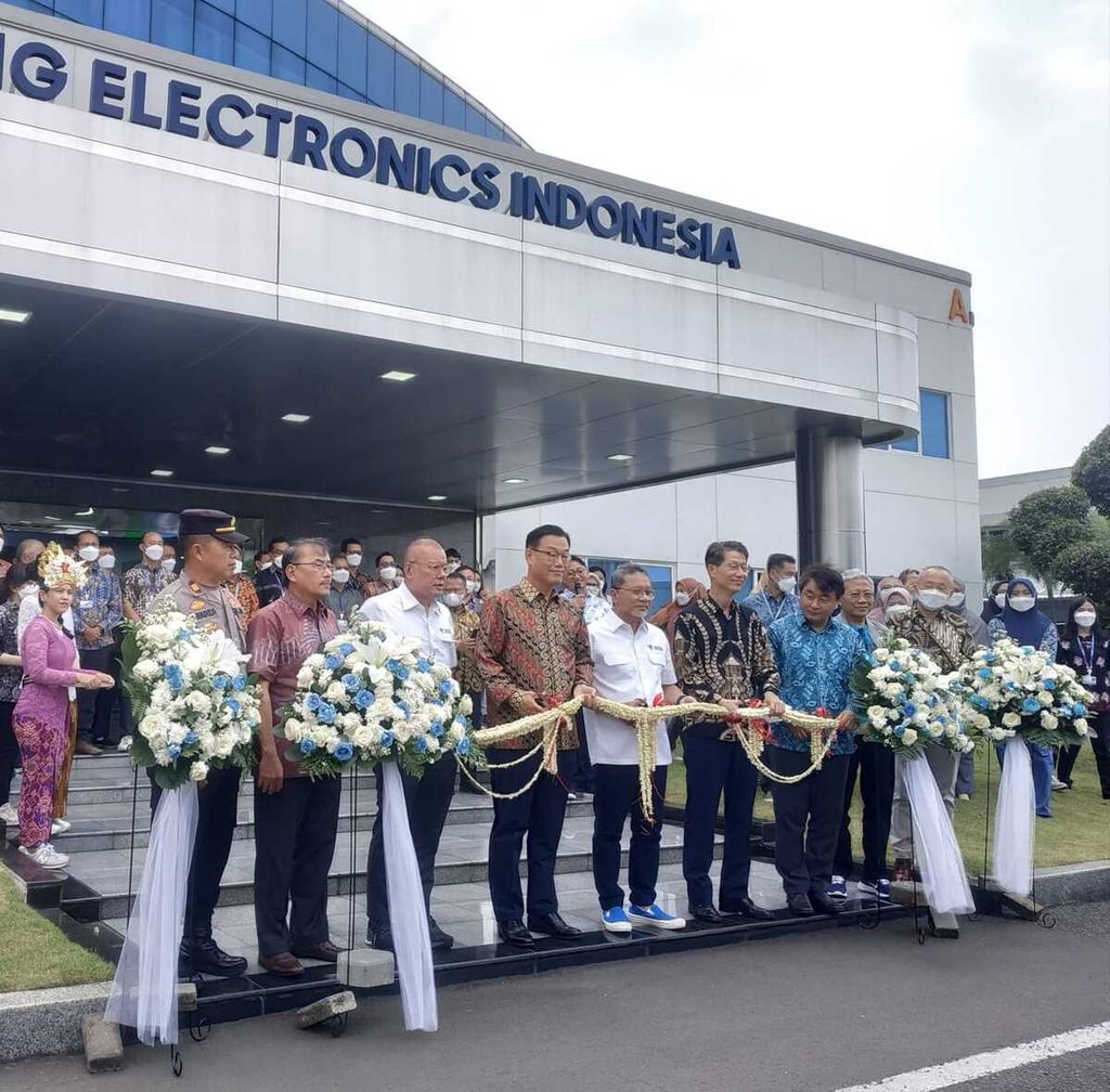 Menteri Perdagangan Zulkifli Hasan saat melepas ekspor ponsel pintar produksi PT SEIN ke Singapura, Kamis (13/10/2022) di Cikarang Utara, Kabupaten Bekasi, Jawa Barat.