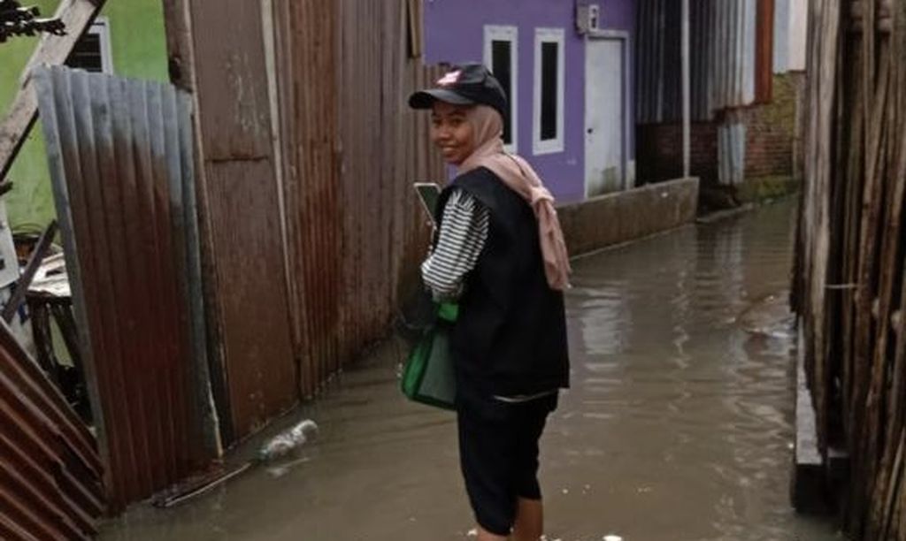 Petugas Pantarlih menerobos banjir untuk menyelesaikan pendataan calon pemilih di Makassar, Sulsel, Senin (13/2/2023).