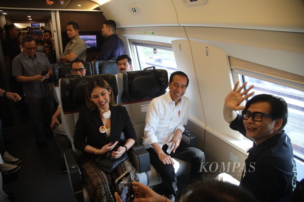 President Joko Widodo, actress Vanesha Prescilla, and Armand Maulana when trying out the Jakarta-Bandung High-Speed Train (JBHST) from the KCJB Halim Station in Jakarta to the Padalarang Station in Bandung, West Java, on Wednesday (13/9/2023). A number of ministers from the Indonesian Maju Cabinet, artists, and influencers also took part in the President's entourage this time.