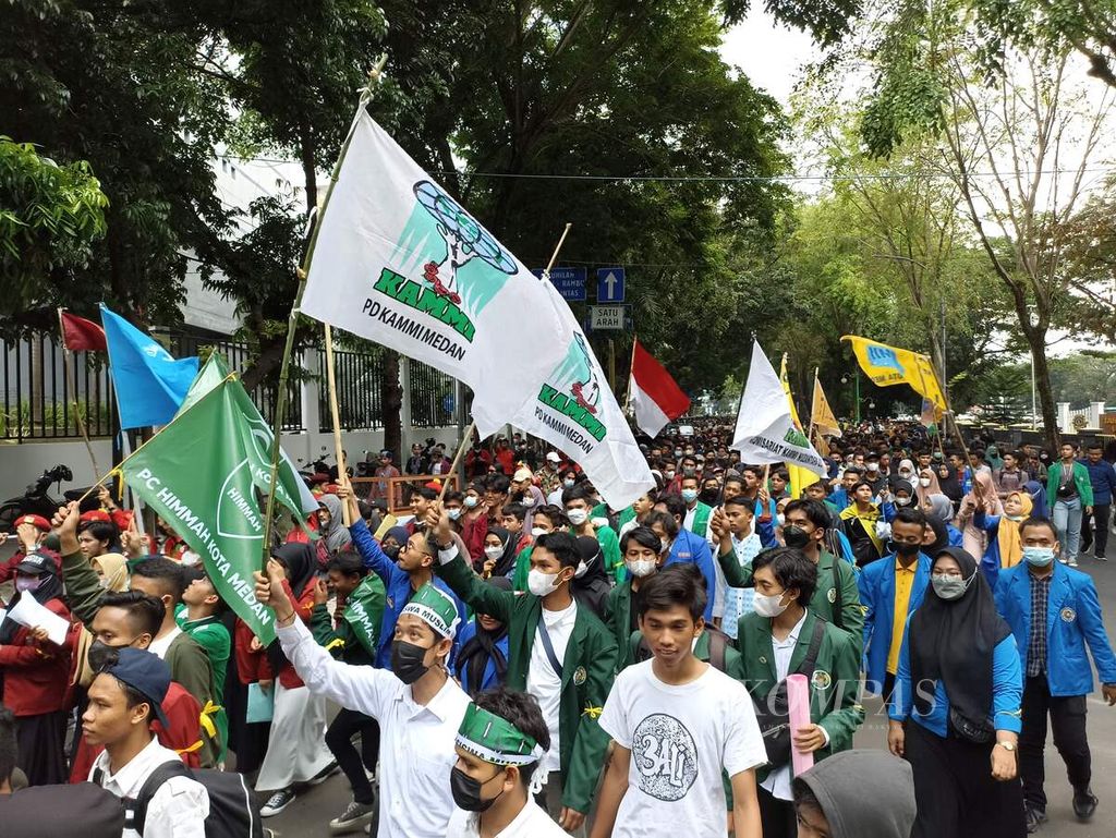 Organisasi mahasiswa dari Kelompok Cipayung Plus berunjuk rasa di depan Gedung Dewan Perwakilan Rakyat Daerah Sumatera Utara, Jalan Imam Bonjol, Medan, Rabu (13/4/2022). Massa yang terdiri atas ribuan mahasiswa dari sejumlah perguruan tinggi itu menolak kenaikan harga bahan bakar minyak, PPN 11 persen, bahan pokok, dan pemindahan ibu kota negara.