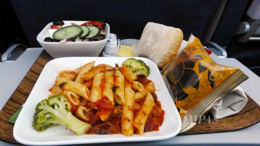  Makanan yang disajikan di dalam pesawat jumbo jet Boeing 777 yang disewa Rihanna untuk konser 777.