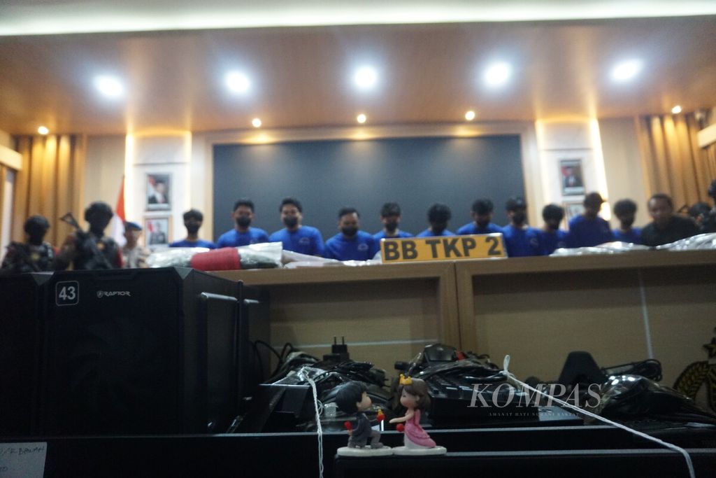 Sebanyak 12 orang ditetapkan sebagai tersangka kasus judi <i>online</i> di Purwokerto, Banyumas, Jawa Tengah, Selasa (25/6/2024). Satu orang masih dalam pencarian. Omzet jaringan ini mencapai Rp 3,4 miliar per bulan.