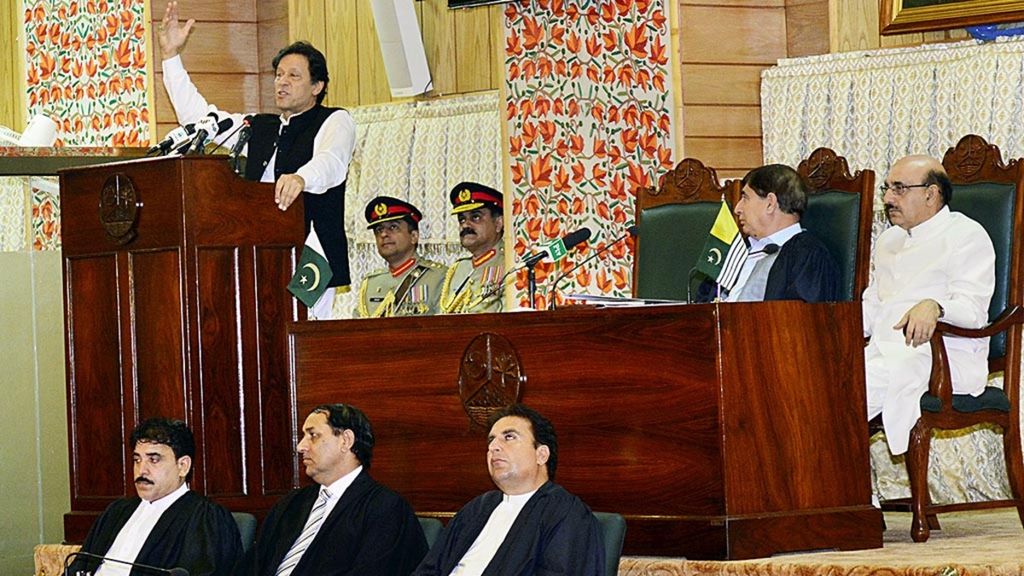 Perdana Menteri Pakistan Imran Khan berpidato di hadapan Majelis Legislatif Kashmir pada peringatan Kemerdekaan Pakistan, Rabu (14/8/2019), di Muzaffarabad, ibu kota Kashmir Pakistan. 