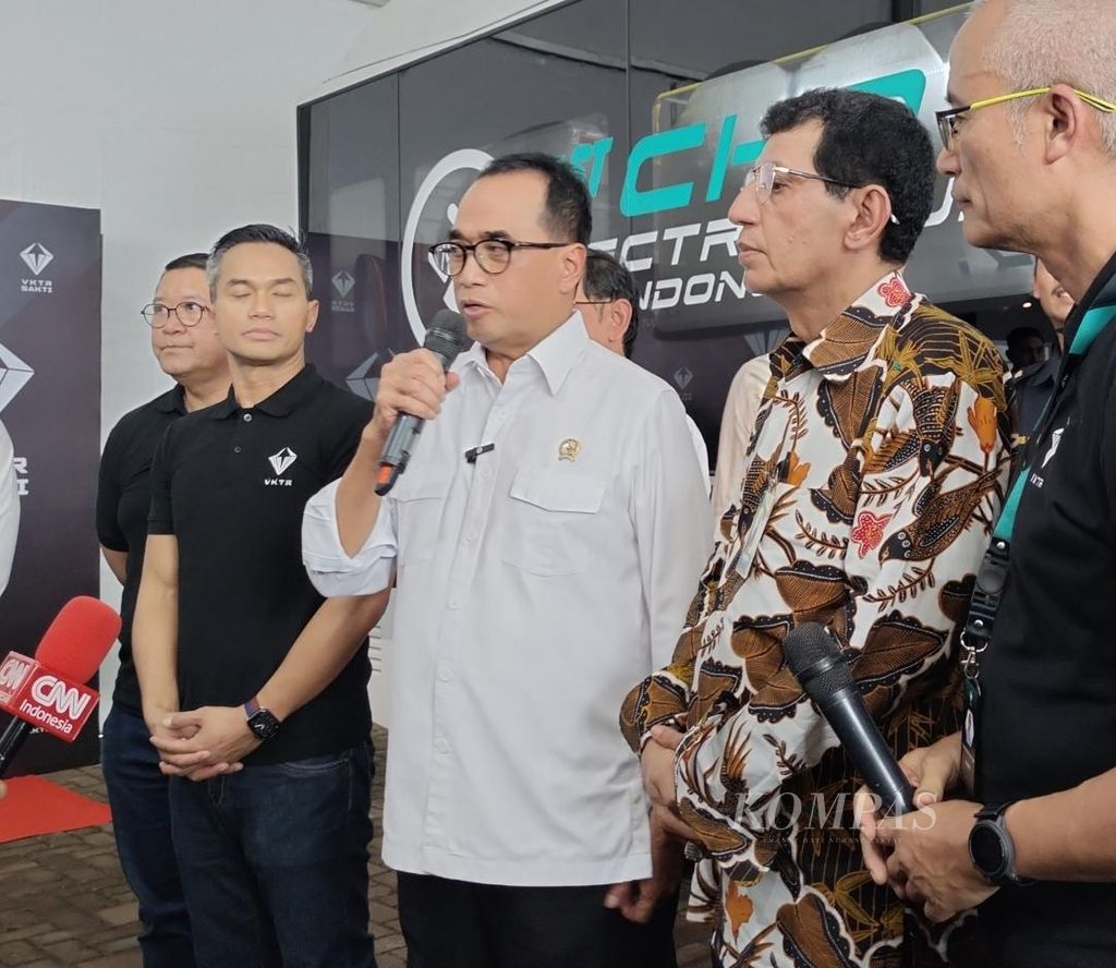 Menteri Perhubungan Budi Karya Sumadi memberikan penjelasan kepada wartawan dalam acara <i>groundbreaking</i> fasilitas kendaraan komersial berbasis CKD pertama di Indonesia di Kecamatan Tempuran, Kabupaten Magelang, Jawa Tengah, Selasa (27/2/2024).