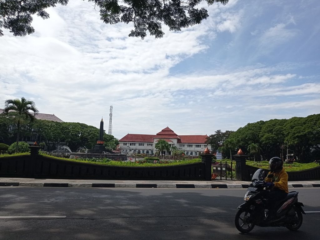 Balai Kota Malang dan Taman Tugu difoto pada Selasa (19/01/2021).