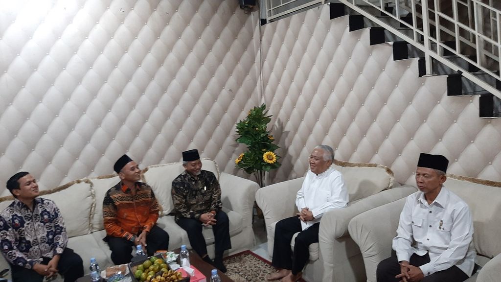 Presiden PKS Ahmad Syaikhu bersilaturahmi ke kediaman mantan Ketua Umum PP Muhammadiyah Din Syamsuddin di Jalan Margasatwa, Cilandak, Jakarta Selatan, Selasa (23/5/2023).