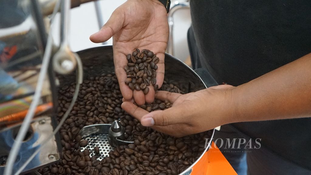Pengelola kopi Gerai Hutan Palembang, Sumsel, menyangrai kopi, Selasa (9/8/2022). Proses sangrai kopi harus dilakukan secara cermat agar tidak merusak rasa.