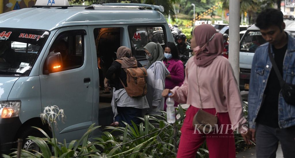 Karyawan menaiki angkutan umum saat jam pulang kerja di kawasan Setiabudi, Jakarta Selatan, Rabu (2/11/2022). Meski ekonomi pascapandemi makin pulih, gelombang pemutusan hubungan kerja  karyawan di sejumlah perusahaan masih terjadi.