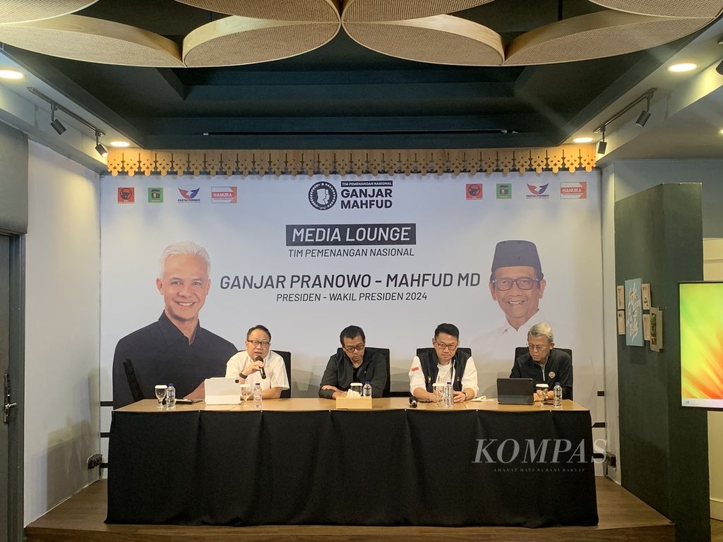 Deputi Politik 5.0 TPN Ganjar-Mahfud, Andi Widjajanto (kedua dari kiri), memberikan keterangan kepada pers mengenai evaluasi debat perdana cawapres di Media Center TPN, Jakarta, Sabtu (22/12/2023).