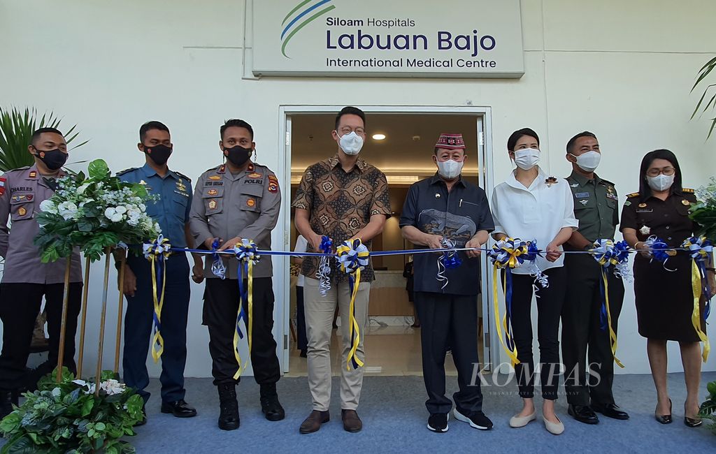 Wakil Bupati Manggarai Barat Yulianus Weng didampingi CEO Lippo Group John Riady dan Vice President Siloam Group Caroline Riady, serta sejumlah pejabat Manggarai Barat, meresmikan Labuan Bajo International Medical Centre, Kamis (16/6/2022).