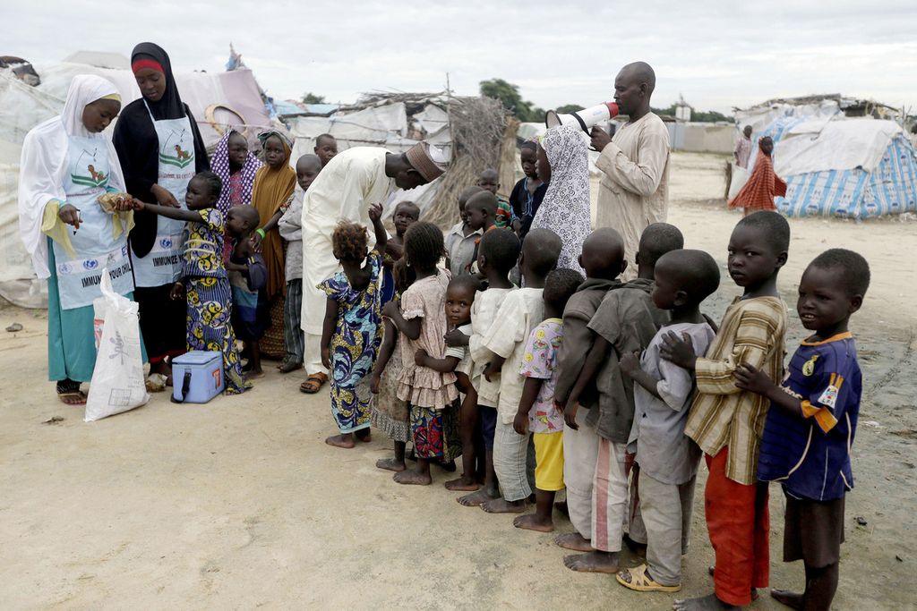 Anak-anak antre untuk divaksin polio oleh petugas kesehatan di sebuah penampungan pengungsi di Maiduguri, Nigeria, Minggu (28/8/2016). Otoritas kesehatan di Afrika pada Selasa (25/8/2020)  mengumumkan bahwa Benua Afrika bebas dari virus polio liar.