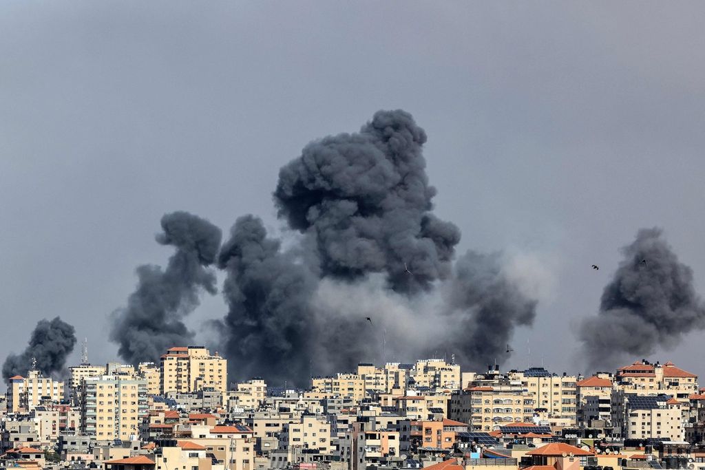 Asap hitam membumbung dari beberapa lokasi di Kota Gaza menyusul serangan udara Israel pada Sabtu (7/10/2023). 