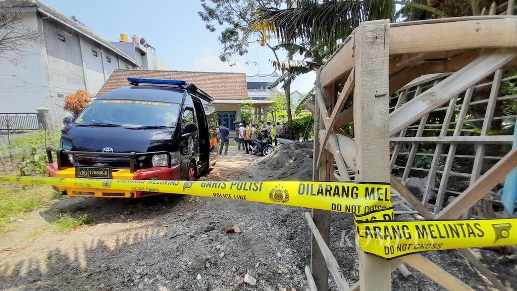 Pita polisi terbentang mengelilingi lokasi ledakan akibat petasan di Dusun Pulosari, Desa Sukosari, Kecamatan Kasembon, Kabupaten Malang, Jawa Timur, Minggu (12/3/2023).