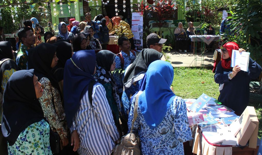 Sejumlah guru mendengarkan penjelasan mengenai Gerakan Nasional Pemberantasan Buta Membaca (Gernas Tastaba) dalam Festival Belajar Kabupaten Muara Enim, Sumatera Selatan, Sabtu (17/6/2023). Gerakan ini diharapkan meningkatkan kompetensi guru untuk mendongkrak kemampuan literasi dan numerasi siswa.