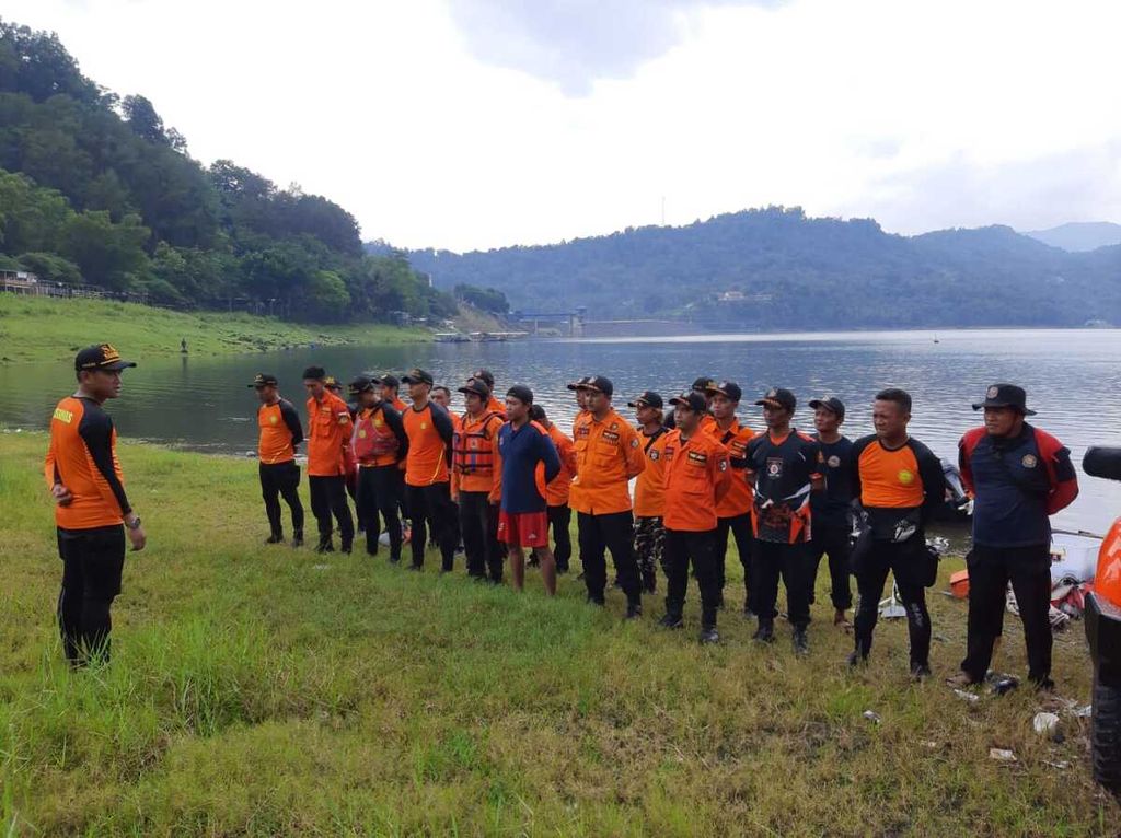 Tim Basarnas Cilacap dan tim SAR gabungan mencari korban tenggelam di Waduk Sempor, Kebumen, Jawa Tengah, Minggu (12/2/2023).