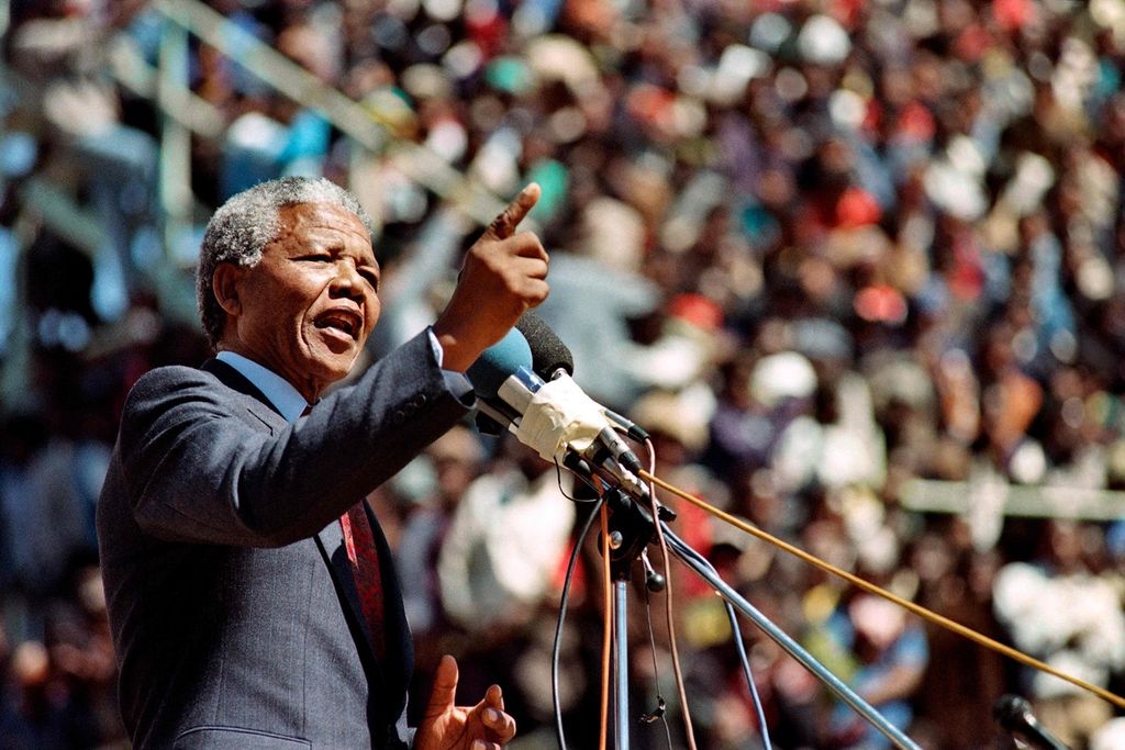 Pemimpin Kongres Nasional Afrika (ANC) Nelson Mandela berpidato di Soweto, Afrika Selatan, 20 September 1990. 