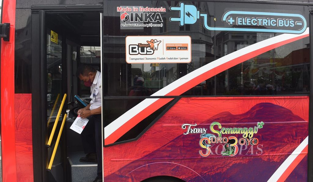 Petugas berada di bus listrik saat Peluncuran Gerakan Nasional Kembali ke Angkutan Umum dan Launching Koridor 3 BTS Trans Semanggi Bus Listrik di Balai Pemuda, Kota Surabaya, Jawa Timur, Selasa (20/12/2022). 