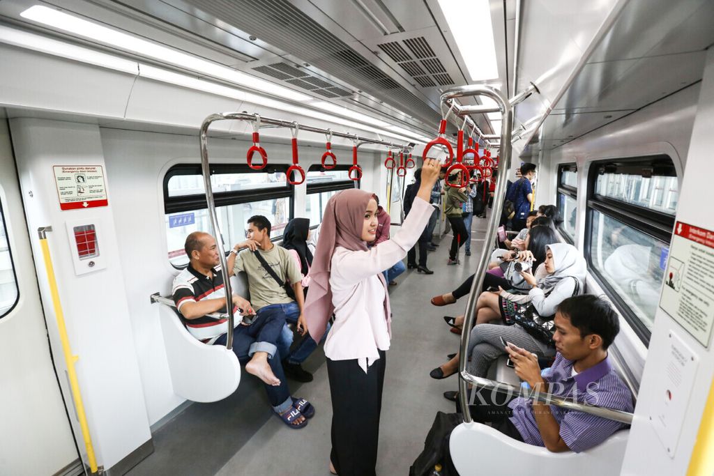 Warga berfoto di dalam kereta ringan atau lintas rel terpadu (LRT) saat uji publik dari Stasiun Boulevard Utara, Kelapa Gading, Jakarta Utara, Selasa (11/6/2019).