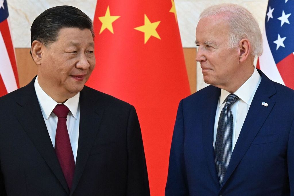 Presiden Amerika Serikat Joe Biden (kanan) dan Presiden China Xi Jinping bertemu di sela-sela Pertemuan Puncak G20 di Nusa Dua, Kabupaten Badung, Bali,  14 November 2022. Persaingan antara dua adidaya, Amerika Serikat dan China, memengaruhi perekonomian global.   