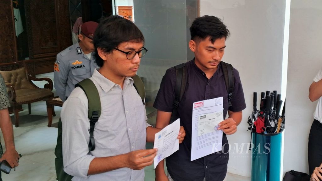 Peneliti ICW, Egi Primayoga (kiri), dan peneliti Kontras, Rozy Brilian Sodik, menunjukkan tanda terima penyerahan surat permohonan informasi di Kantor KPU, Jakarta, Kamis (22/2/2024).