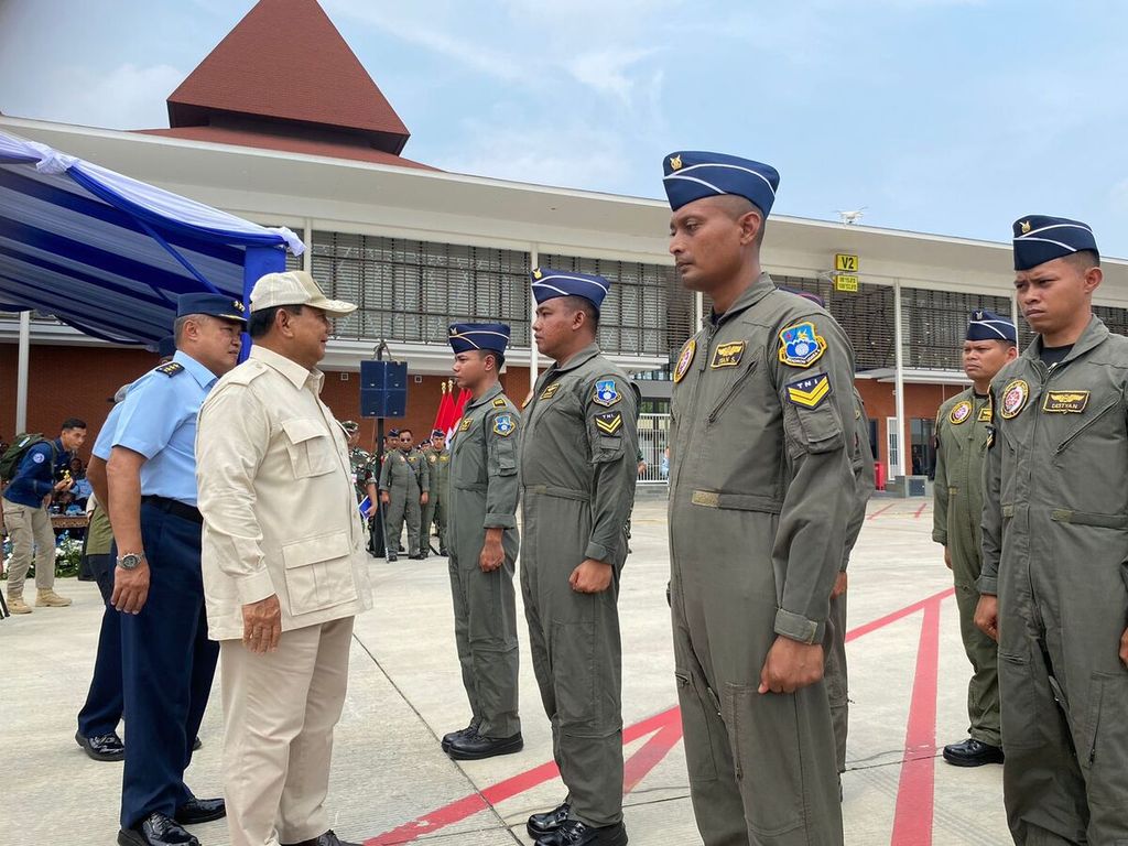 Menteri Pertahanan Prabowo Subianto mengapresiasi para pilot Skuadron Udara 4 TNI AU, Selasa (12/12/2023) di Halim Perdanakusuma, Jakarta.