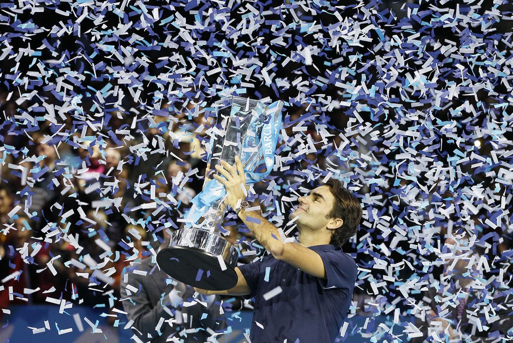 Dokumentasi 2017 ini memperlihatkan petenis Swiss, Roger Federer, mengangkat trofi juara seusai mengalahkan Jo-Wilfried Tsonga (Perancis) pada final tunggal putra Final Tur Dunia ATP di London, Inggris. Pada Kamis, (16/9/2022), Federer menyatakan akan segera pensiun.