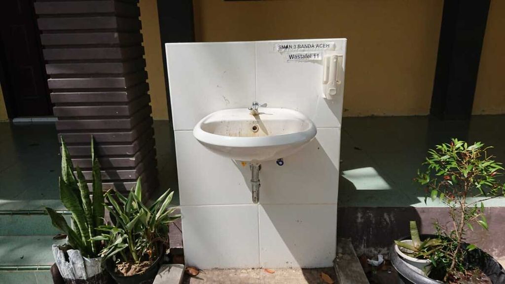 Tempat cuci tangan di SMA Negeri 3 Banda Aceh, Provinsi Aceh, pada Senin (7/3/2022) tidak berfungsi. Pada tahun 2020, Pemprov Aceh membangun 390 unit tempat cuci tangan sebagai bagian penanganan Covid-19.