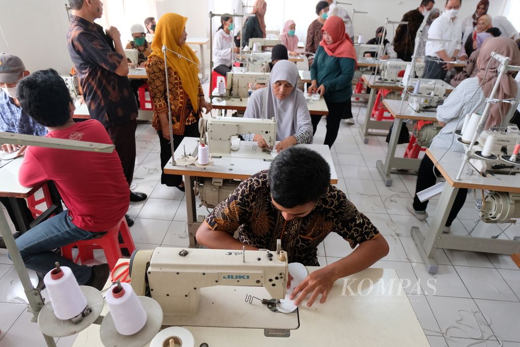 Sebanyak 20 warga Rumah Susun Sentra Mulya Jaya, Jakarta, dan Rumah Susun Sentra Timur Terpadu Pangudi Luhur, Bekasi, menjalani pelatihan produksi sandal hotel di Sentra Mulya Jaya, Kamis (13/4/2023), di Jakarta.