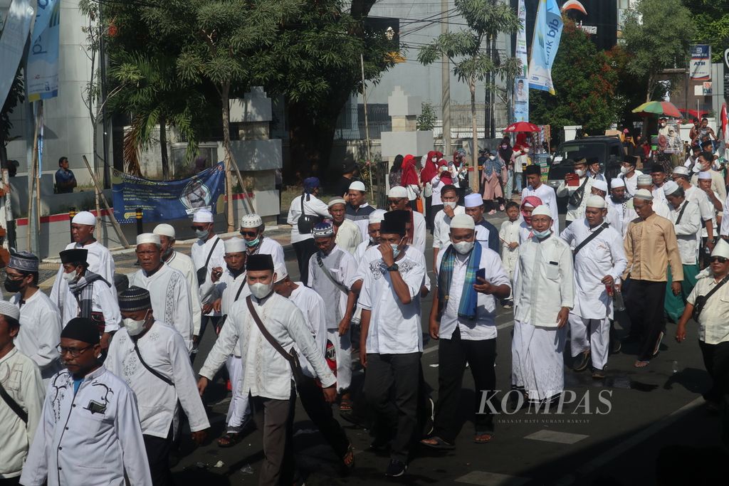 Suasana kirab ziarah ke makam Sunan Gunung Jati di Cirebon, Jawa Barat, Jumat (29/7/2022).