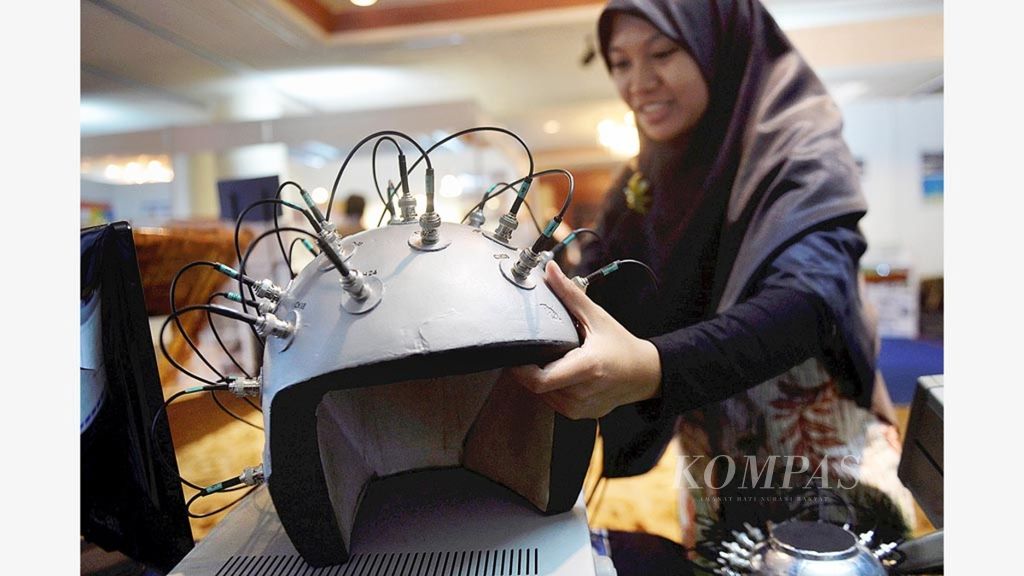 ECVT atau Electrical Capacitance Volume Tomography, alat untuk mendeteksi gangguan pada otak, ditampilkan dalam pameran hasil-hasil penelitian dan pengembangan Lembaga Penelitian dan Pengabdian kepada Masyarakat (LPPM) dan Lemlitbang di Jakarta, awal Desember 2016. 