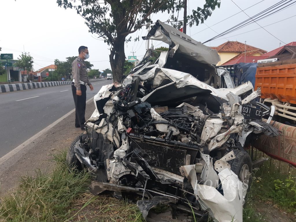 Polisi mengecek minibus Toyota Avanza bernomor polisi G 1031 CC yang hancur setelah menabrak truk tangki di jalur pantai utara Gebang, Kabupaten Cirebon, Jawa Barat, Minggu (3/4/2022) siang. Sebanyak enam orang tewas dalam kejadian itu. Mereka diduga hendak mudik dari Jakarta ke Batang, Jawa Tengah.