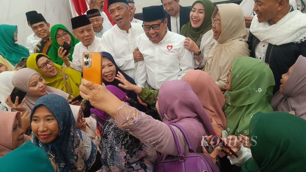 Calon wakil presiden nomor urut 1, Muhaimin Iskandar, berfoto dengan alumni seusai Deklarasi Keluarga Besar Alumni Universitas Perguruan Tinggi Ilmu Al-Qur’an (PTIQ) dan Institut Ilmu Al-Qur’an (IIQ) di Jakarta, Minggu (4/2/2024).